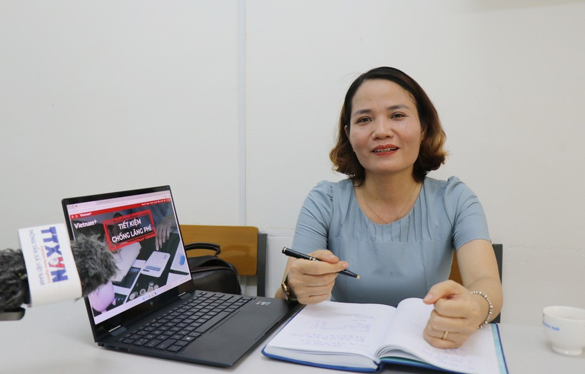 Tiến sỹ Nguyễn Thị Huyền, Trưởng Khoa Kinh tế, Trường Đại học Phạm Văn Đồng trao đổi về bài viết 'Thực hành tiết kiệm' của Tổng Bí thư Tô Lâm. (Ảnh: Phạm Cường/TTXVN)