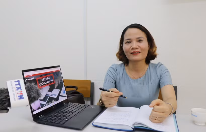 Tiến sỹ Nguyễn Thị Huyền, Trưởng Khoa Kinh tế, Trường Đại học Phạm Văn Đồng trao đổi về bài viết 'Thực hành tiết kiệm' của Tổng Bí thư Tô Lâm. (Ảnh: Phạm Cường/TTXVN)