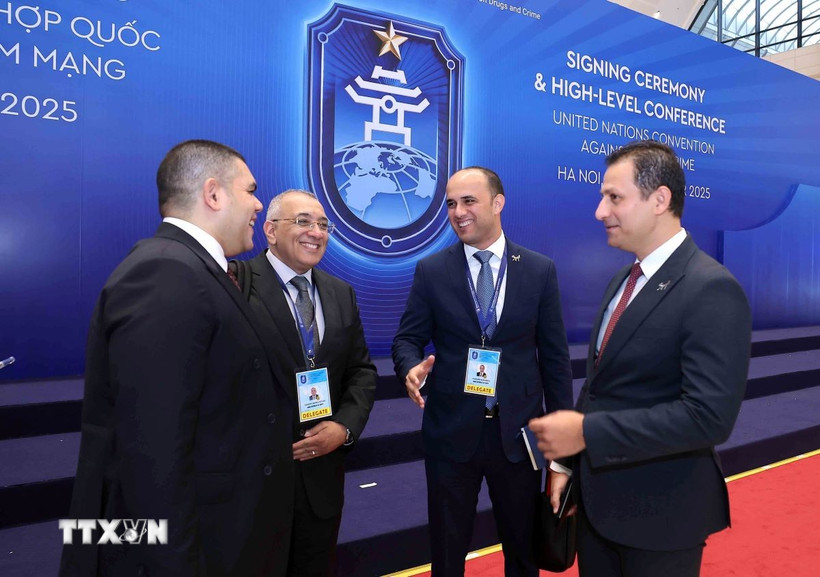 Các đại biểu quốc tế đến Trung tâm Hội nghị Quốc gia tham dự Lễ mở ký Công ước Hà Nội, sáng 25/10. (Ảnh: An Đăng/TTXVN)