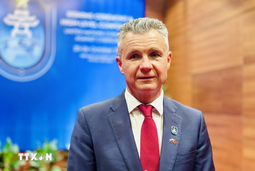 Đồng Bộ trưởng về Ngoại giao và Thương mại Australia Matt Thistlethwaite đã trả lời phỏng vấn của phóng viên Thông tấn xã Việt Nam. (Ảnh: Việt Đức/TTXVN)