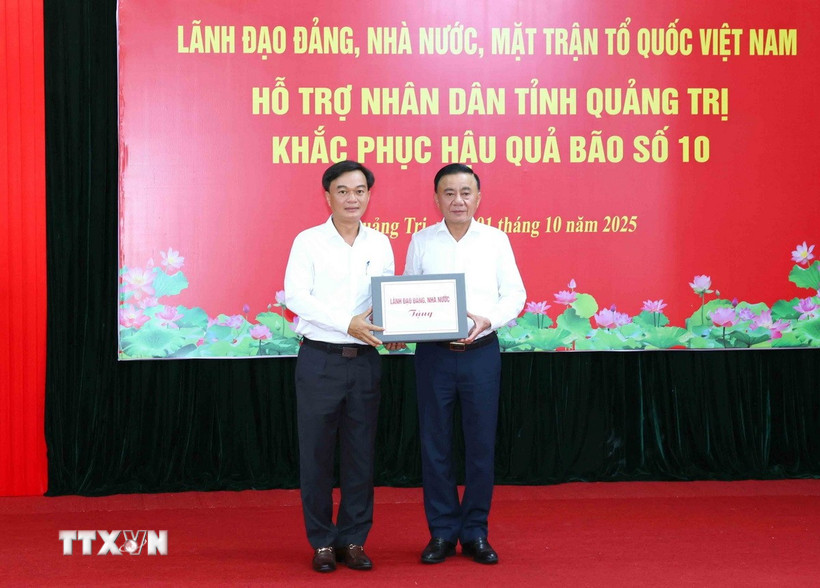 Ông Trần Cẩm Tú, Ủy viên Bộ Chính trị, Thường trực Ban Bí thư thay mặt lãnh đạo Đảng, Nhà nước trao kinh phí hỗ trợ nhân dân tỉnh Quảng Trị. (Ảnh: Phương Hoa/TTXVN)