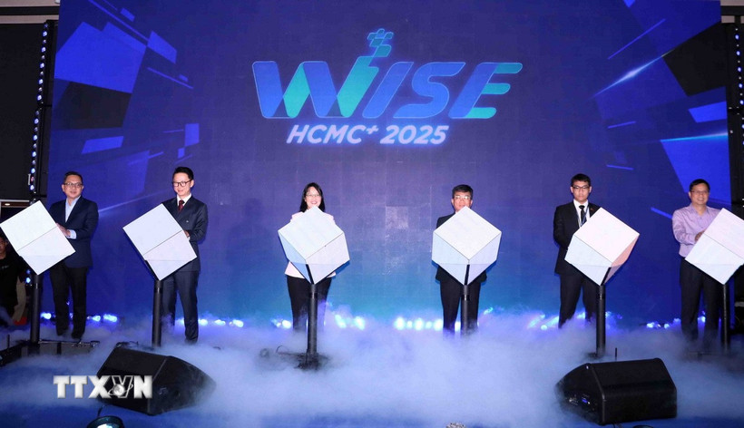 Các đại biểu thực hiện nghi lễ khai mạc WISE HCMC+ 2025. (Ảnh: Xuân Khu/TTXVN)