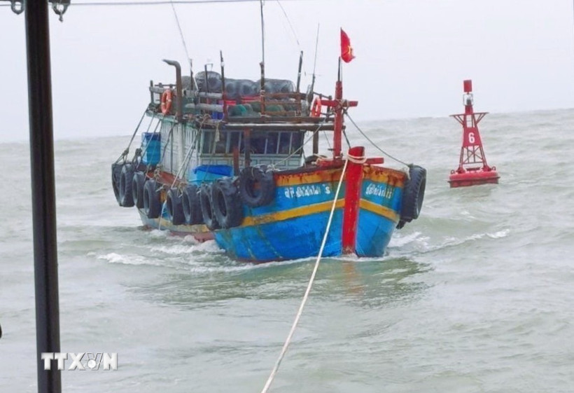 Lai dắt tàu cá. (Ảnh minh họa. Nguồn: TTXVN)