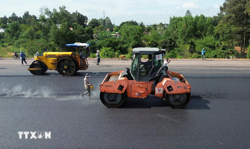 Lu nền đường sau khi thảm nhựa tại cao tốc Biên Hòa-Vũng Tàu, đoạn qua Đồng Nai. (Ảnh: Công Phong/TTXVN)