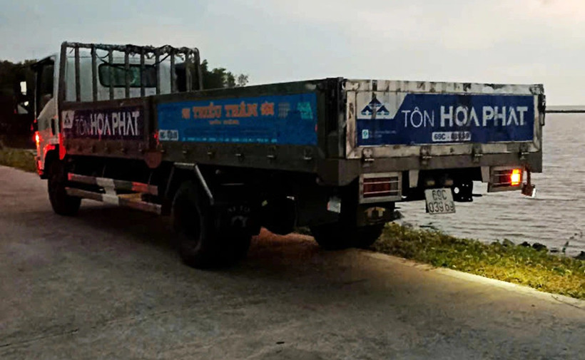 Xe tải trong vụ tai nạn làm 2 người tử vong tại chỗ. (Ảnh do người dân cung cấp)