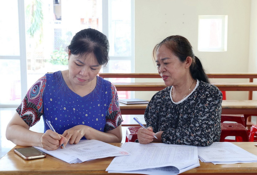 Lấy ý kiến cử tri tại tổ dân phố 6, phường Tân Lợi, thành phố Buôn Ma Thuột. (Ảnh: Hoài Thu/TTXVN)