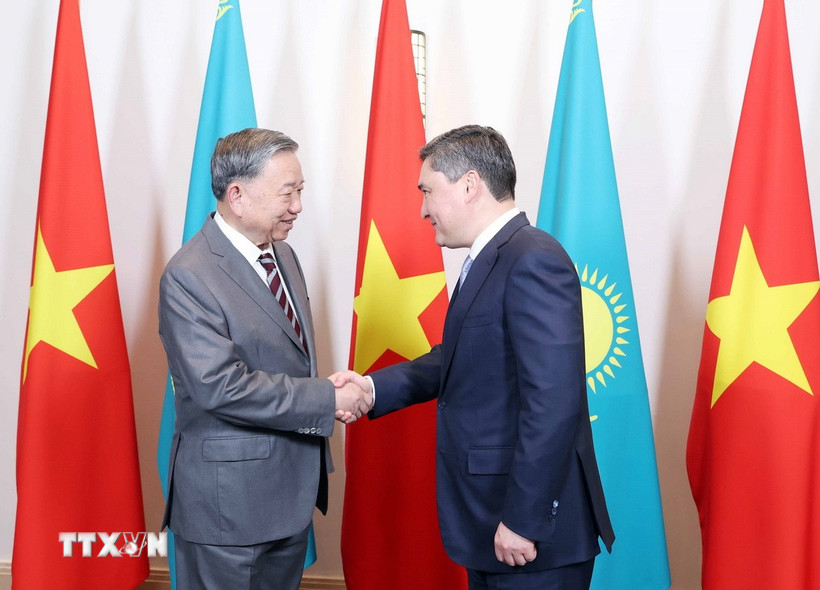 Tổng Bí thư Tô Lâm hội kiến Thủ tướng Kazakhstan Olzhas Bektenov. (Ảnh: Thống Nhất/TTXVN)