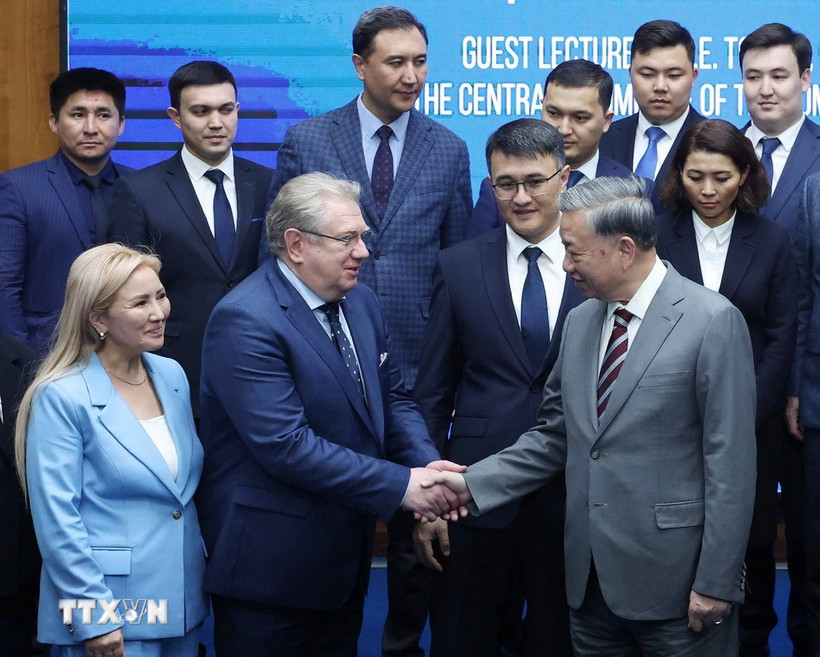 Tổng Bí thư Tô Lâm và lãnh đạo, giảng viên, học viên Học viện Hành chính Công trực thuộc Tổng thống Kazakhstan. (Ảnh: Thống Nhất/TTXVN)