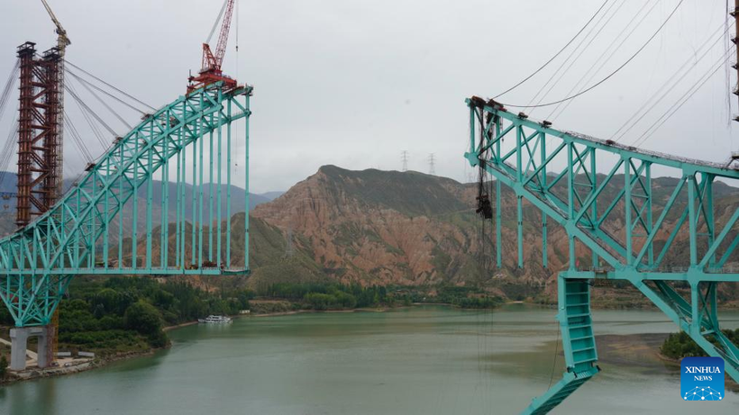 Sự cố đã khiến một dầm thép dài 108 mét bị sập. (Nguồn; Xinhua)