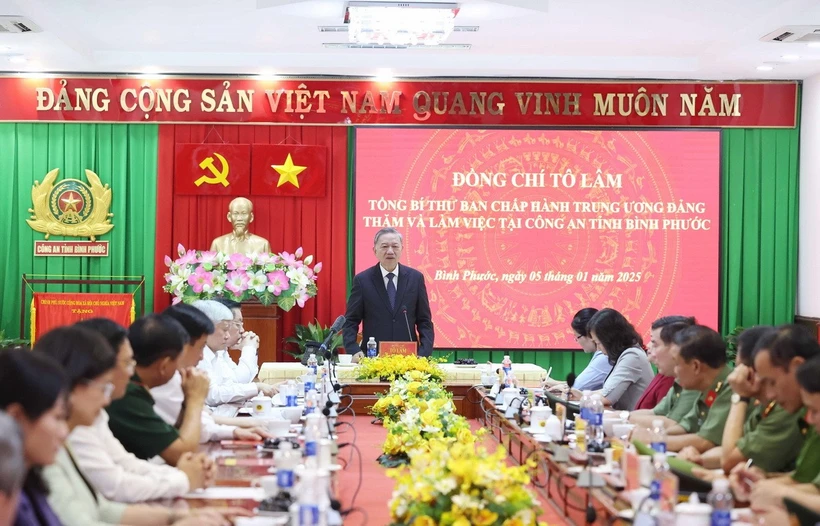 Tổng Bí thư Tô Lâm với cán bộ, chiến sỹ Công an tỉnh Bình Phước. (Ảnh: Thống Nhất/TTXVN)