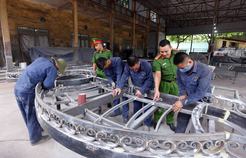 Cán bộ, chiến sỹ cơ sở cai nghiện số 3 hướng dẫn học viên cai nghiện ma túy học nghề cơ khí. (Ảnh: Phạm Kiên/TTXVN)