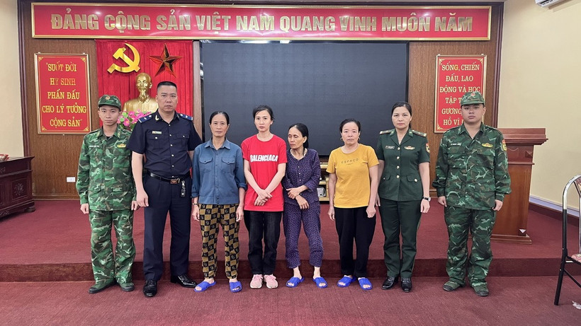 Nhóm đối tượng vận chuyển trái phép 30 vạn nhân dân tệ qua biên giới. (Ảnh: TTXVN phát)