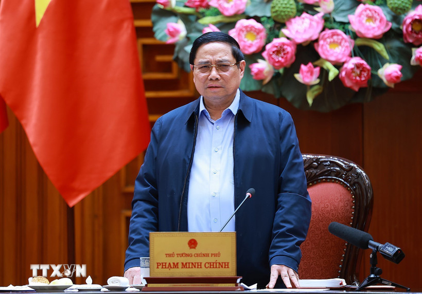 Thủ tướng Phạm Minh Chính chủ trì cuộc họp với lãnh đạo tỉnh Quảng Trị về xây dựng nhà ở cho các gia đình bị thiệt hại do thiên tai tại Quảng Trị. (Ảnh: Dương Giang/TTXVN)