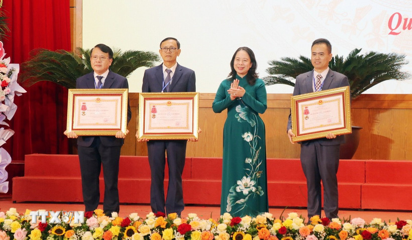 Phó Chủ tịch nước Võ Thị Ánh Xuân trao Huân chương Lao động hạng Ba cho các tập thể. (Ảnh: Văn Đức/TTXVN)