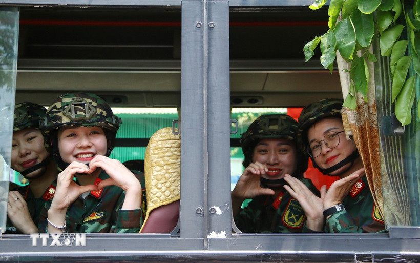 Các nữ quân nhân nở nụ cười rạng rỡ dù vừa trải qua chuyến đi dài từ Bắc vào Nam thực hiện nhiệm vụ. (Ảnh: Lê Xuân/TTXVN)