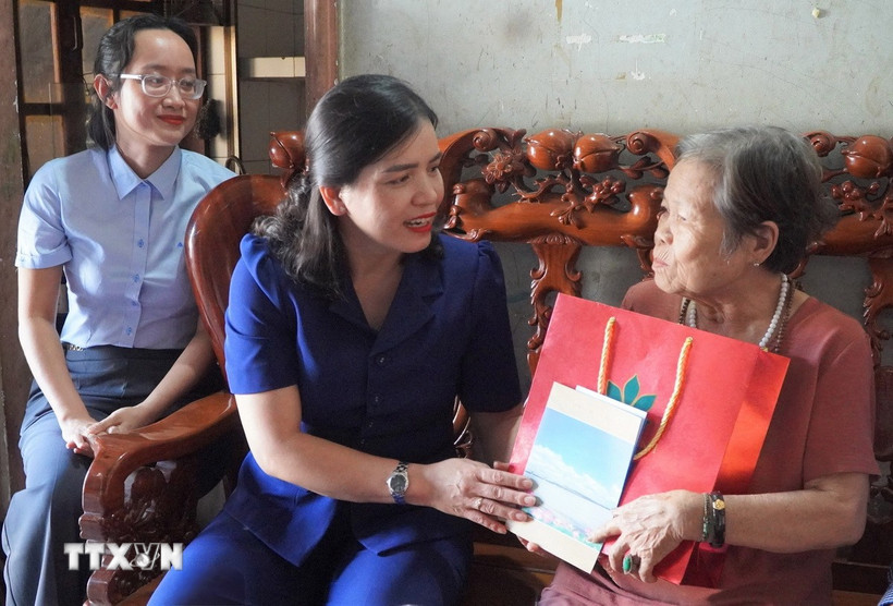 Tặng quà cho người có công với cách mạng. (Ảnh minh họa. Nguồn: TTXVN)