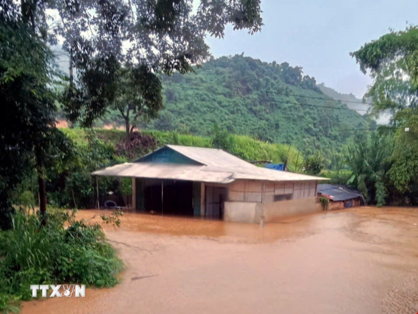 Khu vực dân cư ở xã Bó Sinh bị ngập lụt. (Ảnh: TTXVN phát)