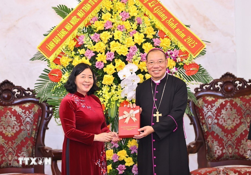 Chủ tịch Ủy ban Trung ương Mặt trận Tổ quốc Việt Nam Bùi Thị Minh Hoài thăm, chúc mừng Tòa Tổng Giám mục Tổng Giáo phận Hà Nội và Phó Chủ tịch Hội đồng Giám mục Việt Nam Vũ Văn Thiên. (Ảnh: Minh Đức/TTXVN)