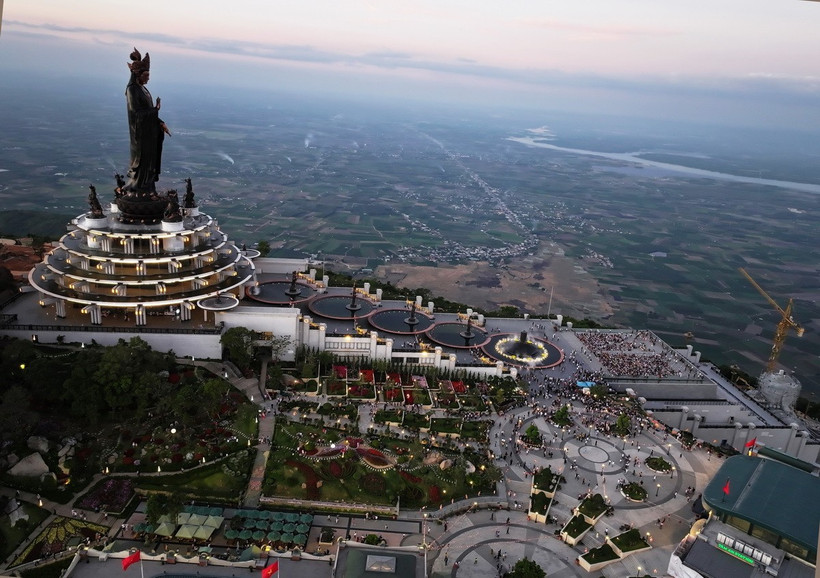 Đỉnh núi Bà Đen ở Tây Ninh với nhiều công trình tạo dấu ấn hút khách du lịch. (Ảnh: Thanh Tân/TTXVN)