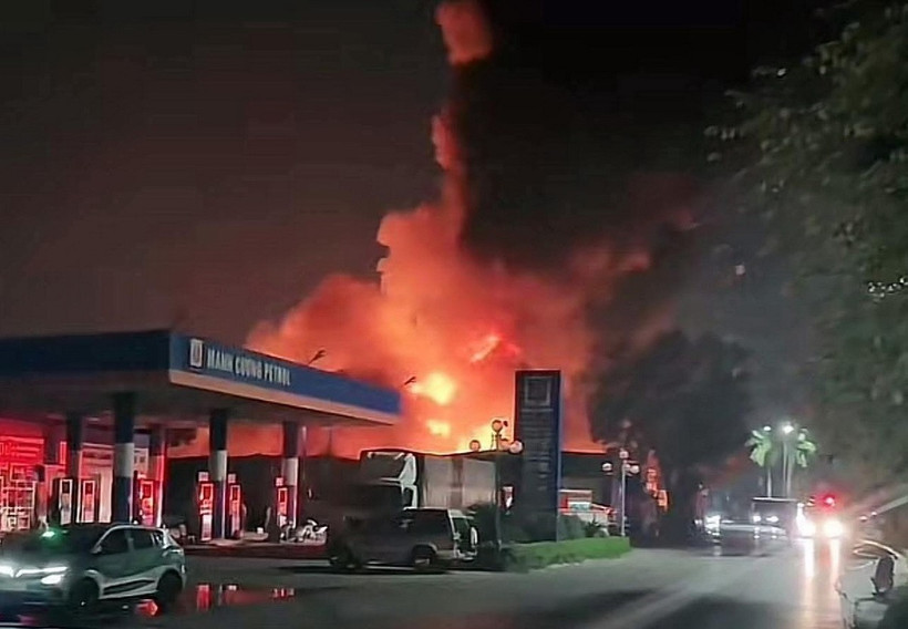 Hiện trường vụ cháy nhà xưởng trong đêm.