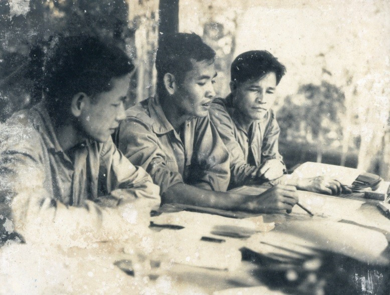 Đại tướng Nguyễn Chí Thanh (phải) cùng Thượng tướng Trần Văn Trà (trái), Tư lệnh quân Giải phóng nghe cán bộ tác chiến báo cáo tình hình tại nhà nghỉ của Đại tướng (gần Bộ Chỉ huy miền Nam), năm 1966. (Nguồn: Bảo tàng Đại tướng Nguyễn Chí Thanh)