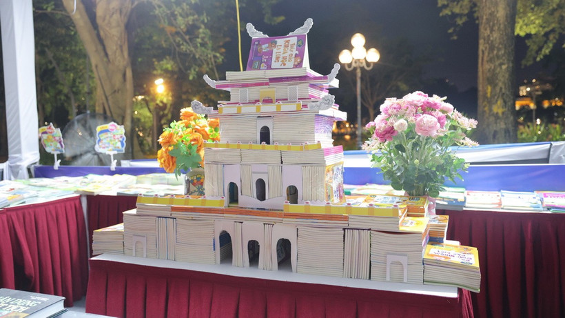 Gian hàng số 8 của Nhà xuất bản Giáo dục Việt Nam đã trở thành tâm điểm thu hút công chúng. (Nguồn: Nhà xuất bản Giáo dục Việt Nam)