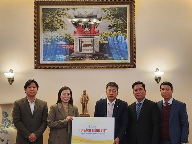 Nhà xuất bản Giáo dục Việt Nam tặng Tủ sách tiếng Việt phục vụ cộng đồng người Việt Nam tại Liên bang Nga. (Nguồn: Nhà xuất bản Giáo dục Việt Nam)