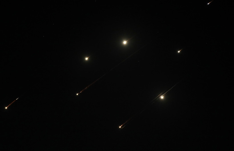 Các vệt sáng trên bầu trời thành phố Nablus, Bờ Tây khi Iran phóng tên lửa vào lãnh thổ Israel tối 14/6/2025. (Ảnh: THX/TTXVN)