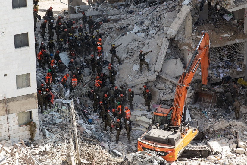 Cảnh đổ nát sau cuộc tấn công tên lửa của Iran tại Bat Yam, Israel. (Ảnh: THX/TTXVN)