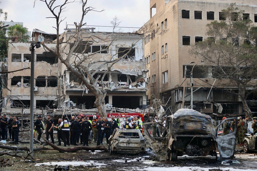 Cảnh đổ nát sau vụ tấn công tên lửa tại Tel Aviv, Israel. (Ảnh: THX/TTXVN)