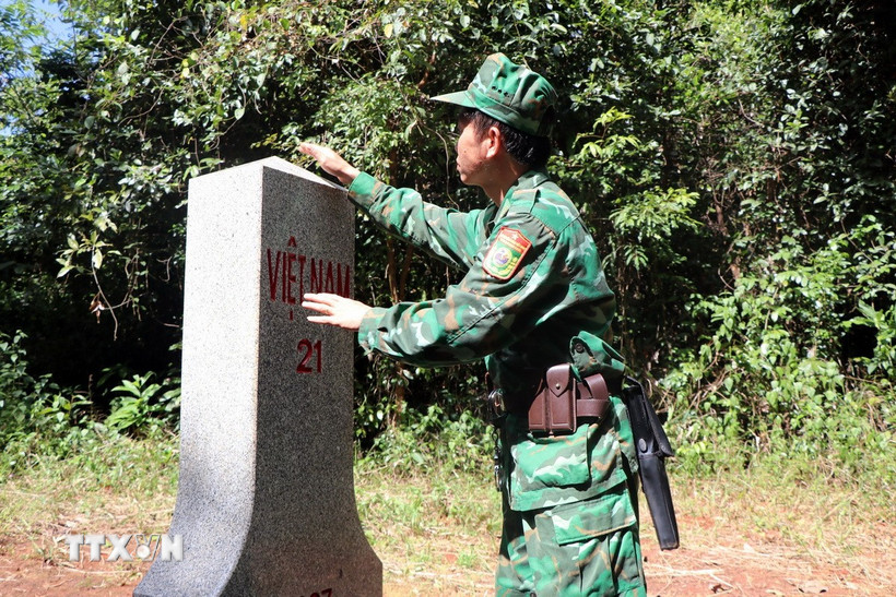 Lực lượng biên phòng tuần tra, quản lý, bảo vệ đường biên, cột mốc. (Ảnh: Khoa Chương/TTXVN)