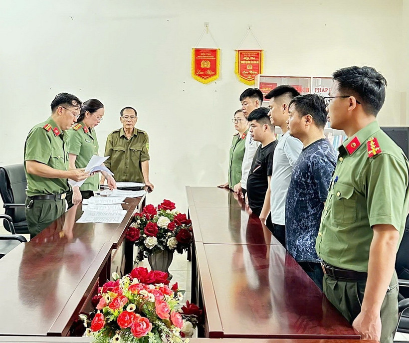 Cơ quan An ninh điều tra, Công an tỉnh Sơn La đọc các quyết định tố tụng đối với 4 đối tượng trong nhóm “chế tạo, tàng trữ, mua bán trái phép vũ khí quân dụng.' (Ảnh: TTXVN phát)