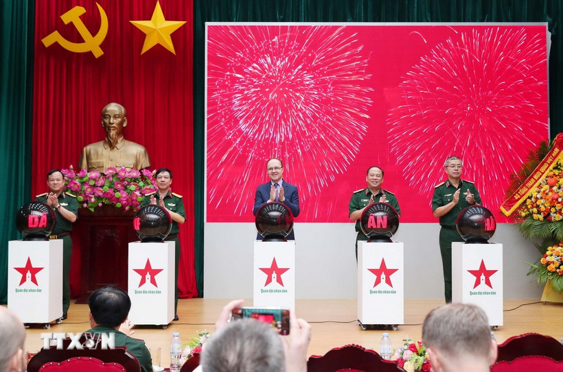 Các đại biểu thực hiện nghi thức ấn nút ra mắt Báo Quân đội nhân dân điện tử tiếng Nga. (Ảnh: Trọng Đức /TTXVN)