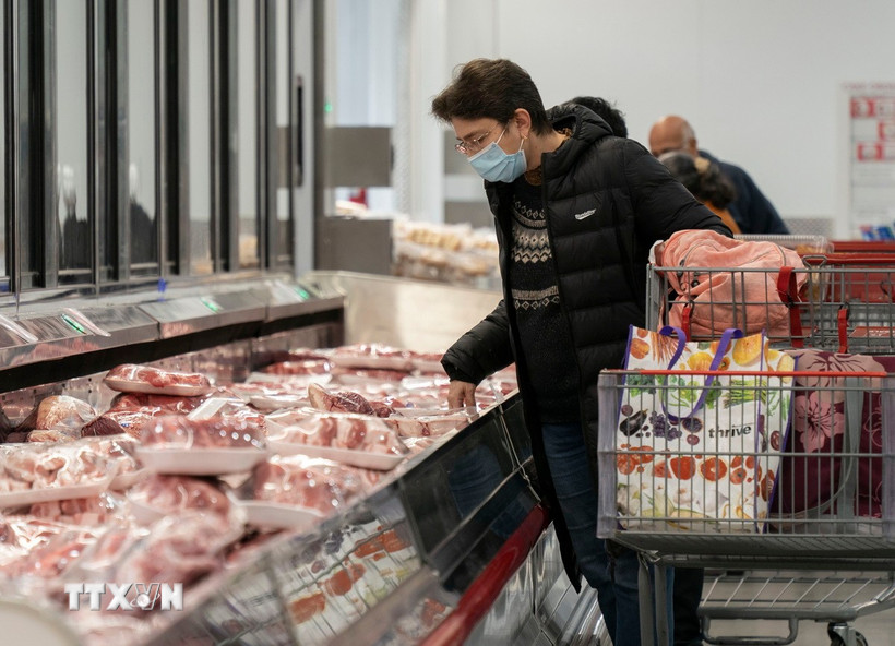 Người tiêu dùng mua hàng trong siêu thị ở Foster City, bang California (Mỹ). (Ảnh: THX/TTXVN)
