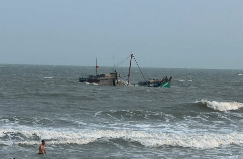 Hiện trường vụ chìm tàu cá. (Ảnh: TTXVN phát)