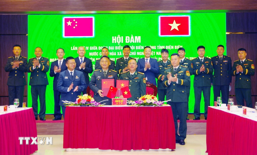 Hai bên ký kết và trao đổi biên bản ghi nhớ nội dung hợp tác. Ảnh: TTXVN phát