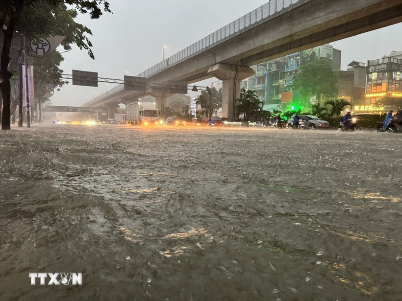 Một điểm ngập trên đường Nguyễn Trãi, Hà Nội. (Ảnh: Quốc Lũy/TTXVN)