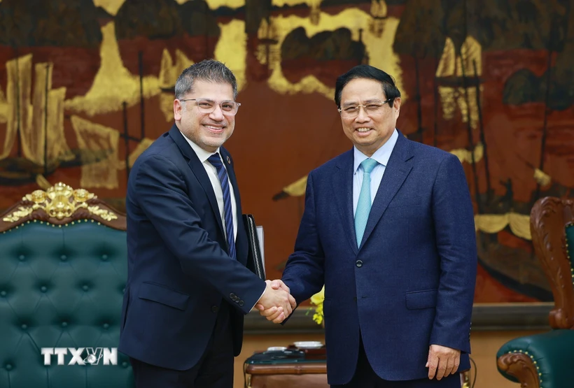 Thủ tướng Phạm Minh Chính tiếp ông Nitin Kapoor, Chủ tịch kiêm Tổng Giám đốc AstraZeneca Việt Nam. (Ảnh: Dương Giang/TTXVN)