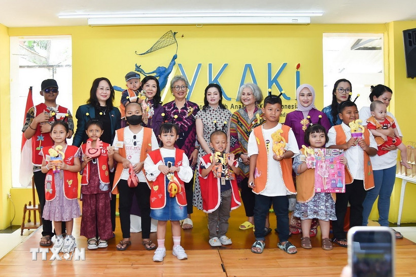 Phu nhân Tổng Bí thư Ngô Phương Ly tại Tổ chức Chăm sóc trẻ em ung thư Indonesia (YKAKI). (Ảnh: TTXVN phát)