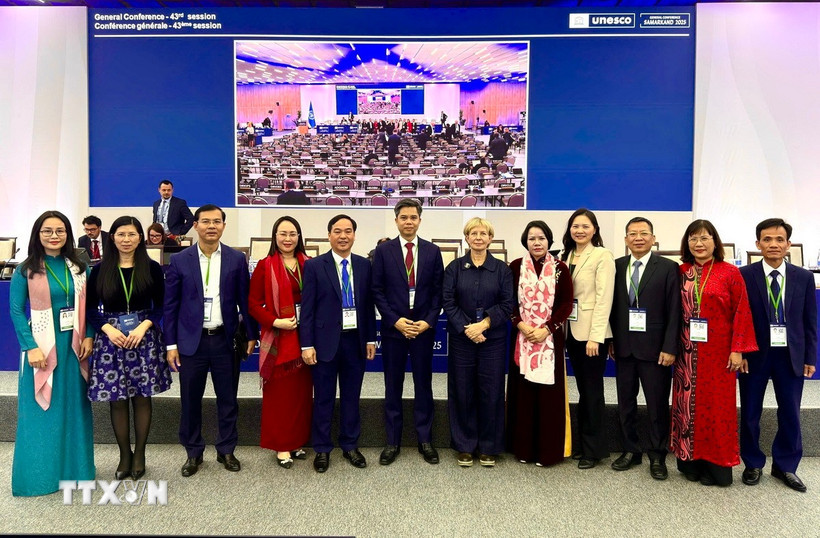 Đoàn đại biểu Việt Nam tại Kỳ họp lần thứ 43 Đại hội đồng UNESCO. (Ảnh: TTXVN phát)