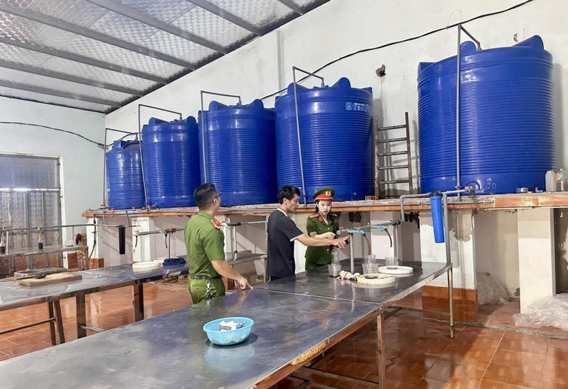 Lực lượng công an tiến hành kiểm tra cơ sở sản xuất nước mắm tại xã Hòa Lộc, huyện Hậu Lộc. (Ảnh do cơ quan công an cung cấp)