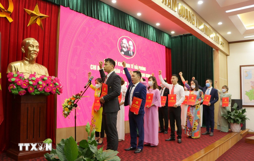 Ban Thường vụ Đảng ủy Khu kinh tế Hải Phòng tổ chức lễ kết nạp đảng viên cho 22 quần chúng ưu tú. (Ảnh minh họa: Minh Thu/TTXVN)