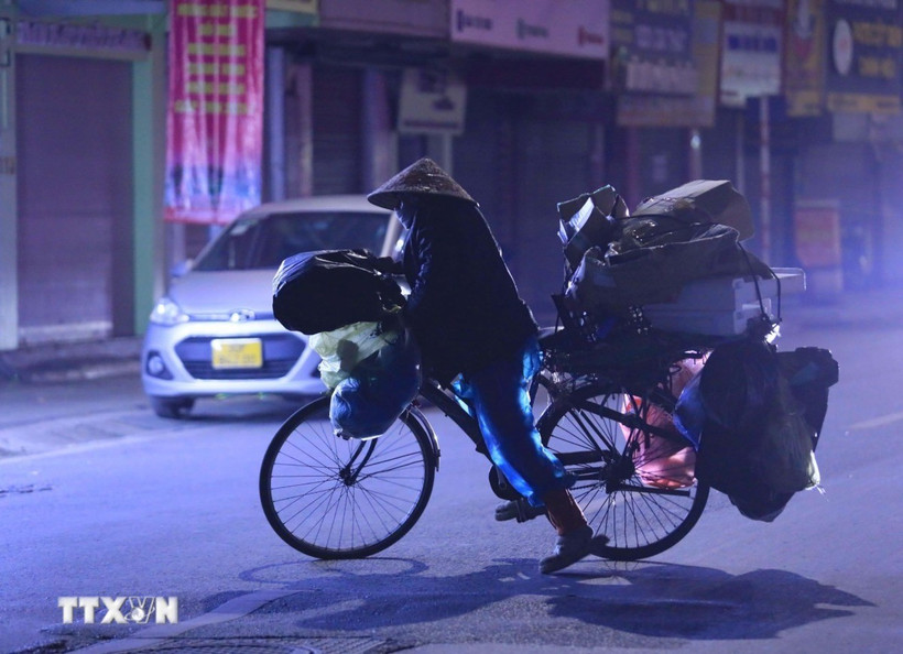 Người dân mưu sinh trong thời tiết rét đậm. (Nguồn: TTXVN)