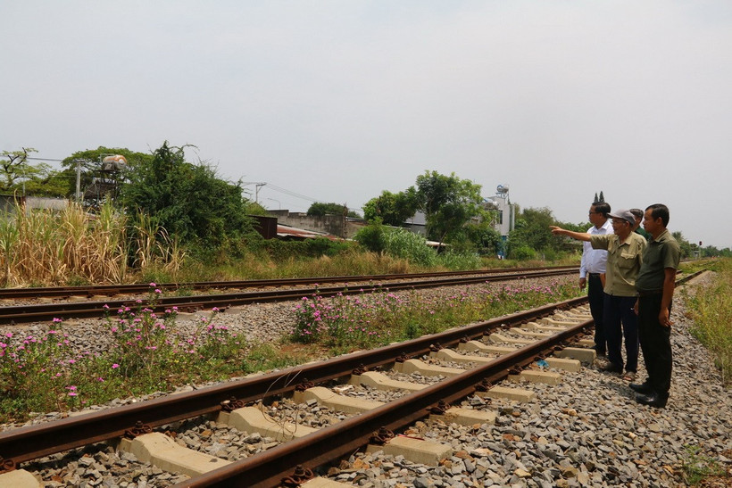 Ông Hồ Quang Bửu, chỉ nơi ngày trước chính quyền ngụy Sài Gòn đóng đồn Bảo Chánh. (Ảnh: Công Phong/TTXVN)