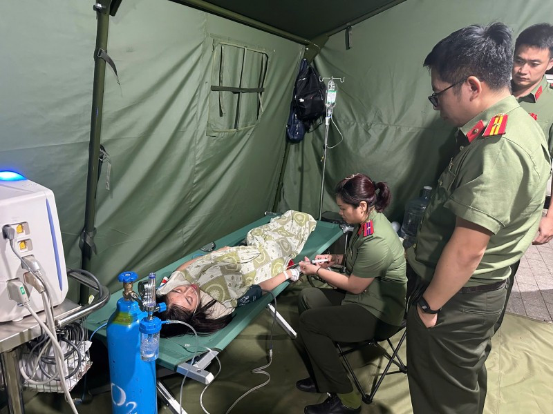 Bệnh nhân bị ngất, hạ canxi được sơ cứu tại lều y tế của Bệnh viện Công an thành phố Hà Nội. (Nguồn: Sức khỏe và Đời sống)