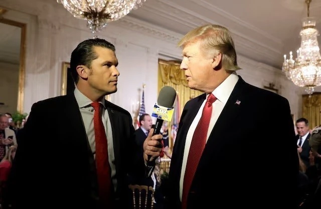 Ông Pete Hegseth (trái), người dẫn chương trình trên kênh Fox News, phỏng vấn ông Donald Trump, lúc đang là Tổng thống Mỹ, tại Washington ngày 6/4/2017. Ảnh: Reuters/TTXVN