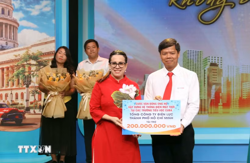 Tổng lãnh sự Cuba tại Thành phố Hồ Chí Minh Ariadne Feo Labrada (trái) tiếp nhận bảng tượng trưng ủng hộ của các đơn vị, nhà tài trợ. (Ảnh: Xuân Khu/TTXVN)