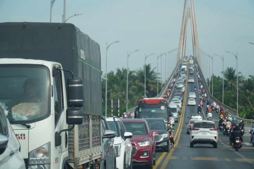 Tình trạng kẹt xe, ùn ứ xe kéo dài tại cầu Rạch Miễu. (Ảnh: Huỳnh Phúc Hậu/TTXVN)