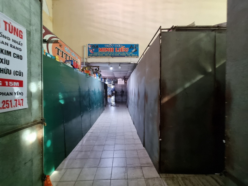 Chợ vốn vắng khách nay lại vắng bóng tiểu thương. (Ảnh: Nguyễn Thành/TTXVN)