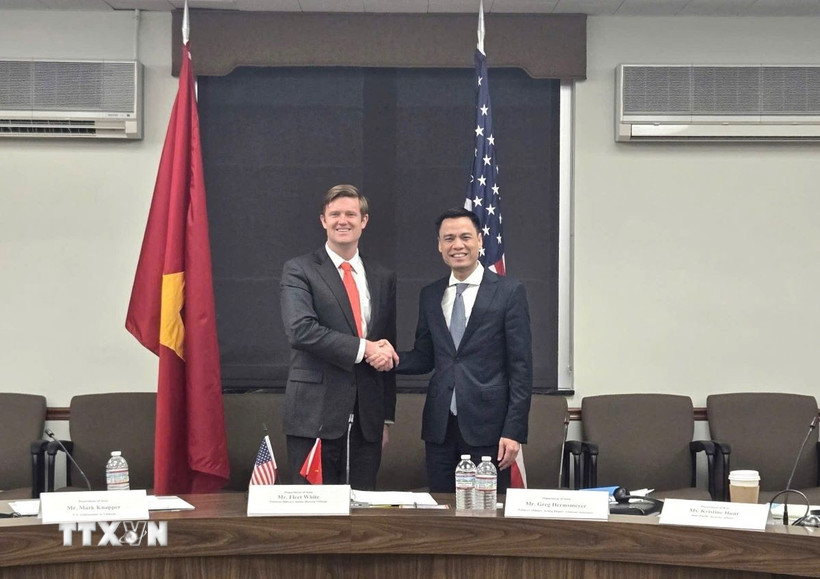 Thứ trưởng Bộ Ngoại giao Đặng Hoàng Giang và Quyền Trợ lý Ngoại trưởng Mỹ Fleet White. (Ảnh: TTXVN phát)